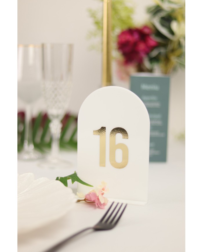 Set Numere de Masă Plexiglas Semioval Simplu, Set 20, Design Minimalist pentru Nuntă și Botez, Alb Gold